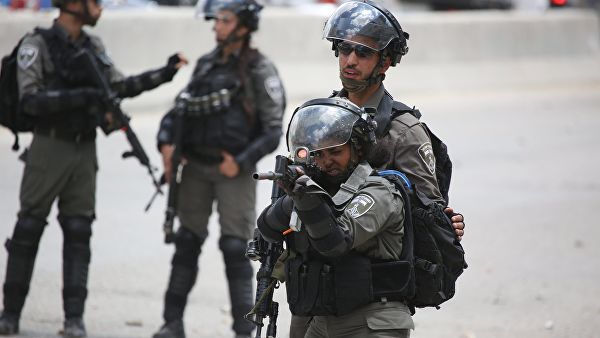 Израильские войска ищут террористов, открывших стрельбу по людям
