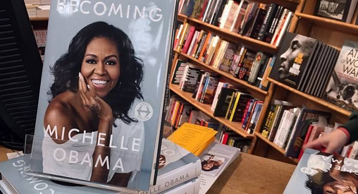 Книга Мишель Обамы стала самой продаваемой в США в 2018 году
