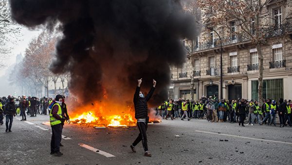 Эксперт оценил потери экономики Франции от протестов "желтых жилетов"
