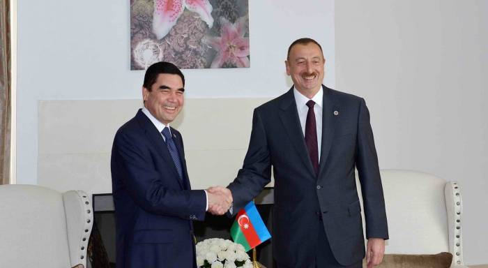 Туркменистан будет и далее укреплять добрососедские отношения с Азербайджаном - президент
