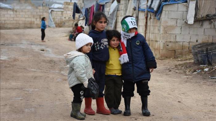 Беженцы из Сирии пытаются выжить в лагерях в условиях зимы
