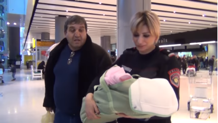 Брошенную матерью новорожденную Ани доставили в Армению
