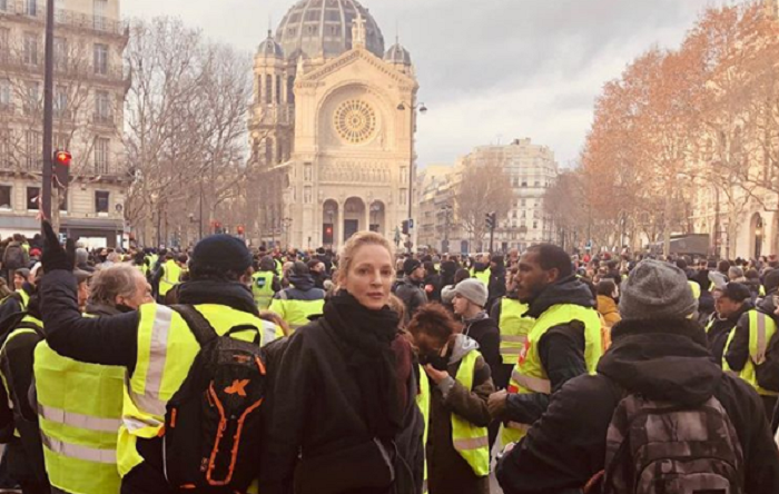 Ума Турман присоединилась к протестам в Париже
