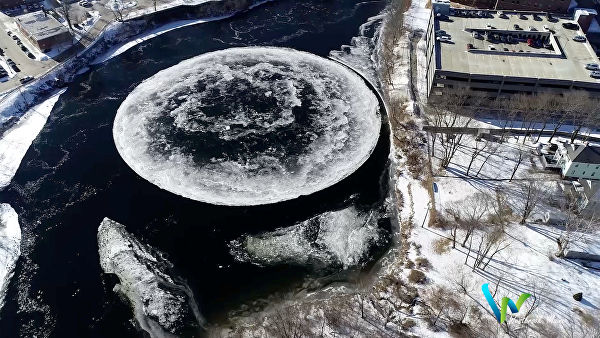 Гигантский ледяной диск стал туристической достопримечательностью - ФОТО