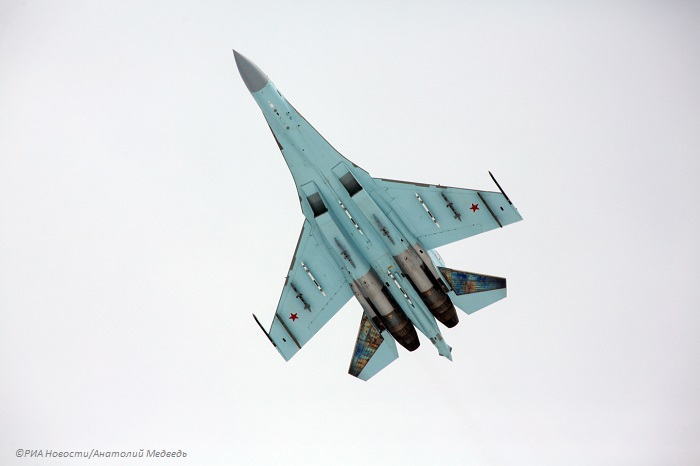 Российские истребителя вынудили бомбардировщик США удалиться от границы РФ
