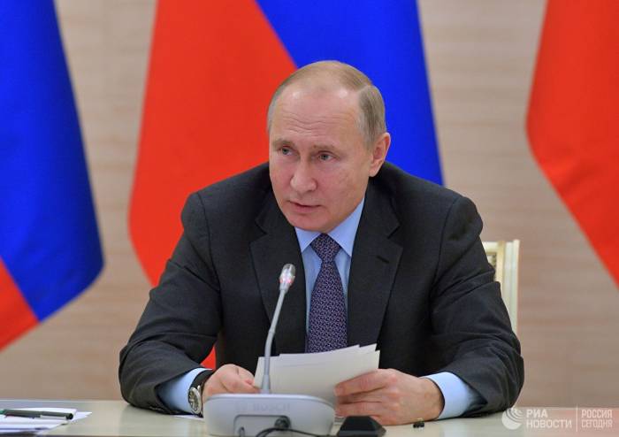 Песков рассказал, почему у Путина не может быть смартфона
