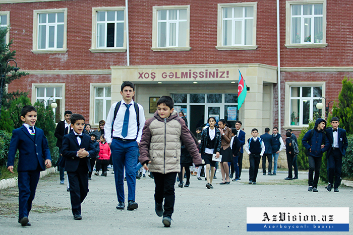 В Азербайджане отменили занятия в школах