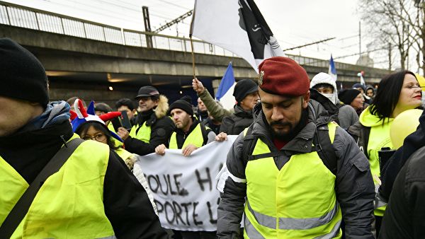 Во Франции прошла девятая акция протеста "желтых жилетов"
