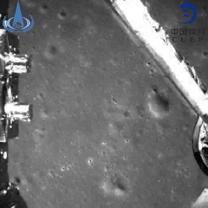 Китайский аппарат "Чанъэ-4" прислал первые снимки обратной стороны Луны
