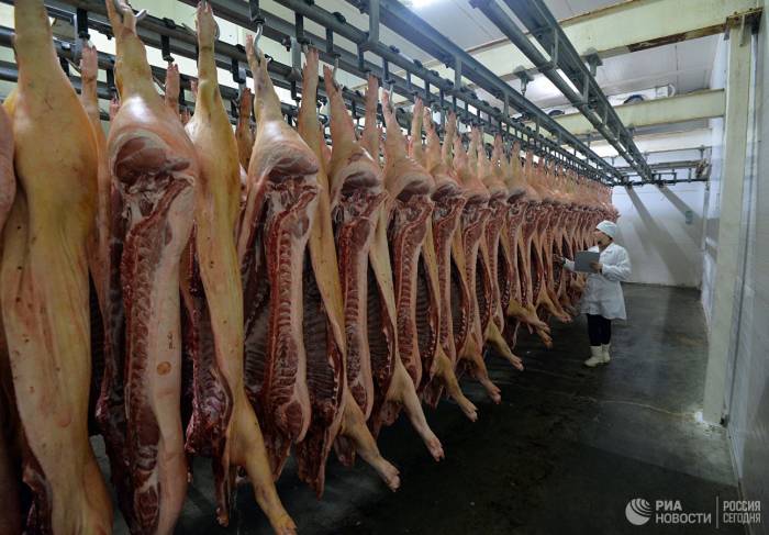 Казахстан временно запретил ввоз мяса и молока из Приморского края
