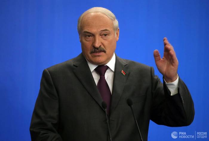 Лукашенко предложил приблизить государственную службу к военной
