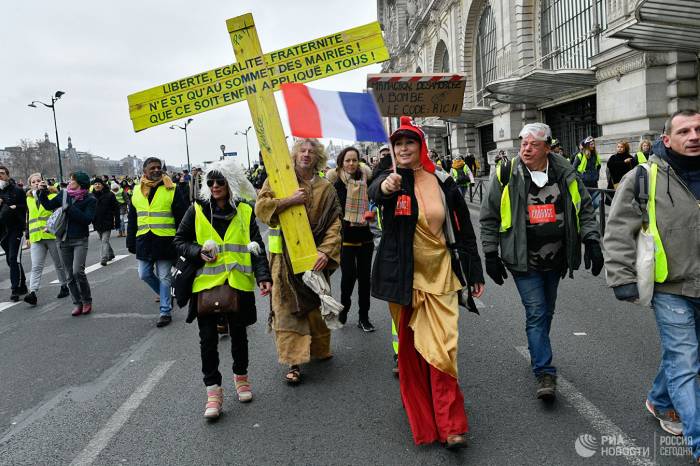 В Париже на акцию протеста "желтых жилетов" собрались сотни женщин
