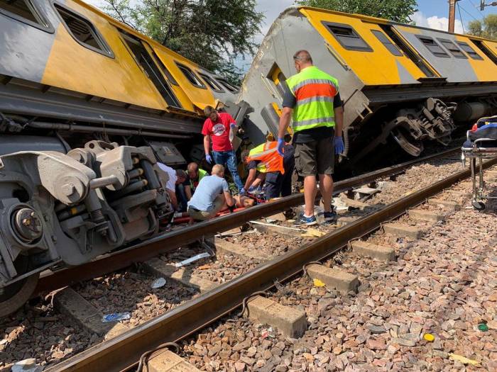 В ЮАР при столкновении двух поездов пострадали около 300 человек  - 
