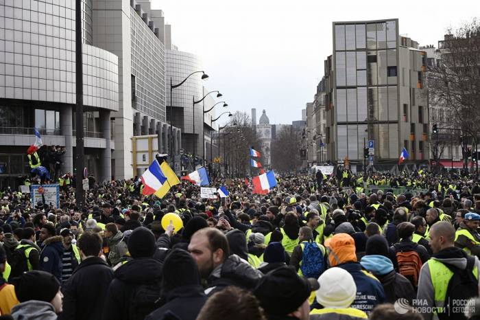 В Париже начались беспорядки на акции протеста "желтых жилетов"
