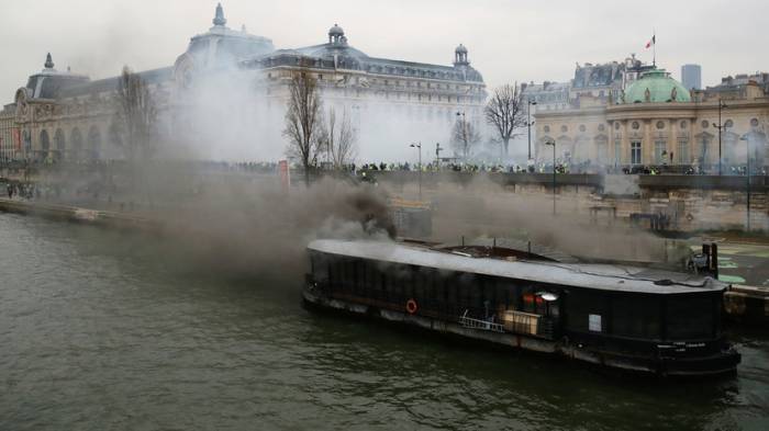 Протестующие подожгли плавучий ресторан в Париже - ВИДЕО
