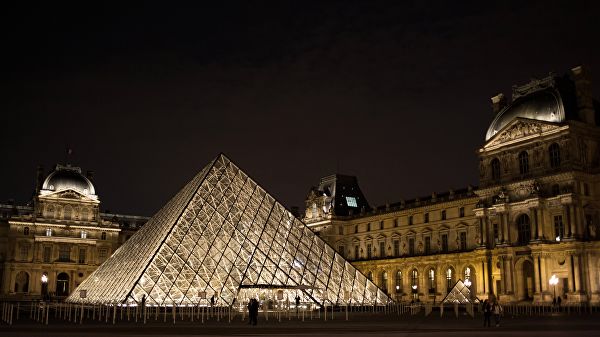 Лувр побил собственный рекорд посещаемости
