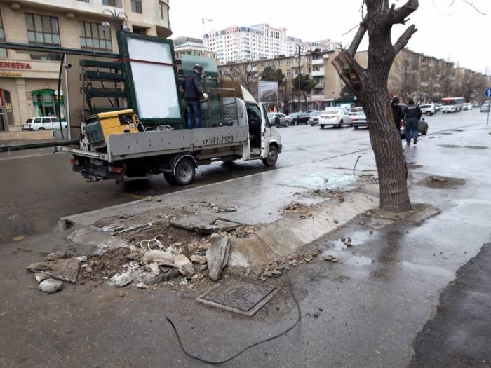 В Баку демонтирован павильон автобусной остановки 
