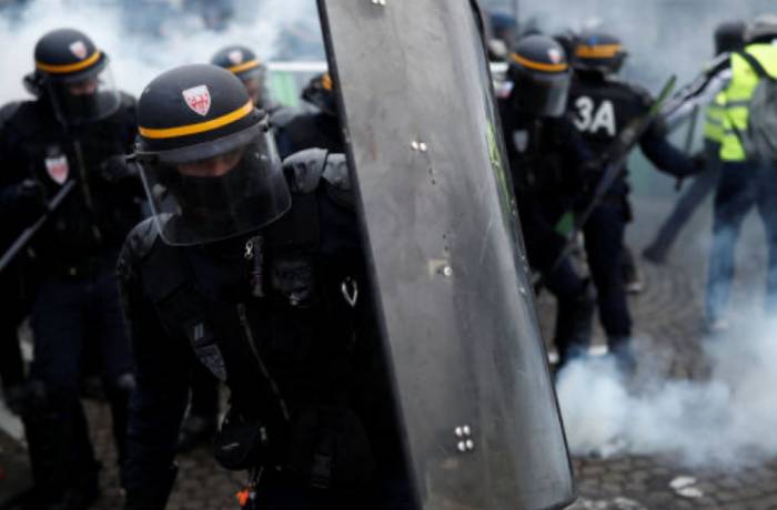В Париже полиция применила слезоточивый газ против "желтых жилетов"