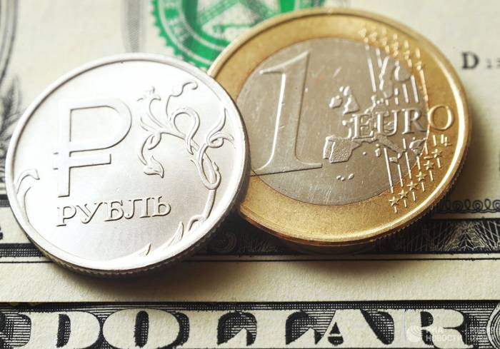 Официальный курс евро на пятницу снизился на 50 копеек
