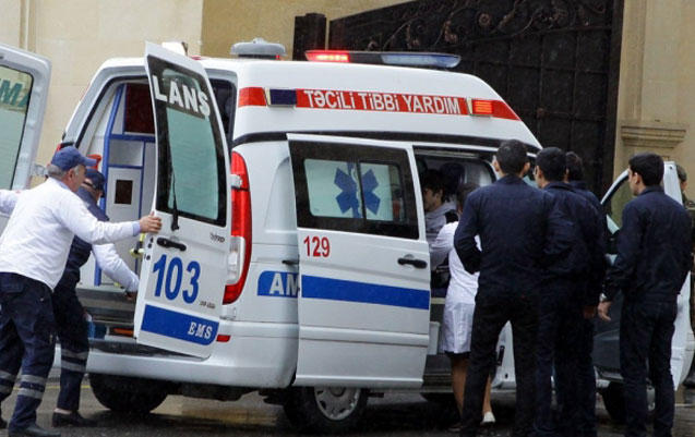 В Баку госпитализирован водитель опрокинутого ветром большегрузного автомобиля
