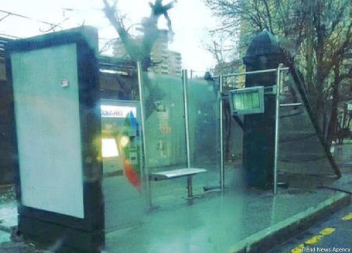 В Баку сильный ветер сорвал крышу с автобусной остановки