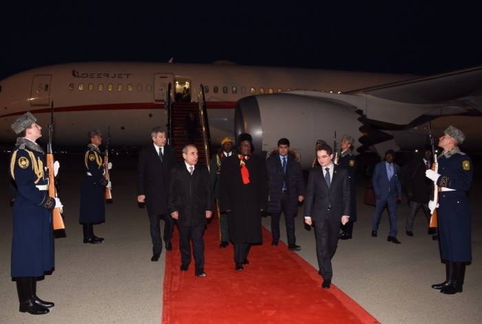 Президент Зимбабве прибыл в Азербайджан
