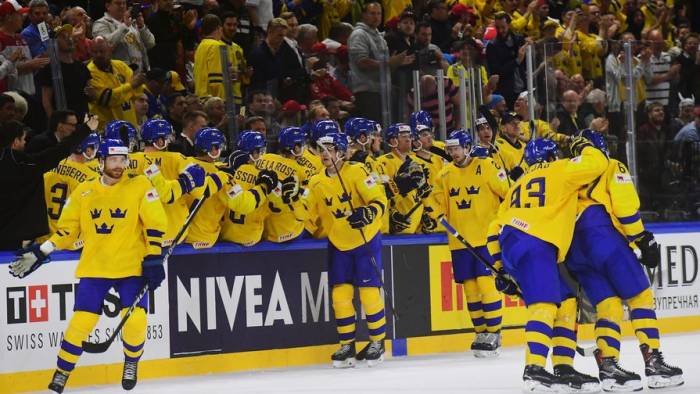 В матче чемпионата Швеции по хоккею произошла массовая драка
