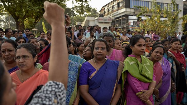В Индии женщины выстроились в шеренгу длиной 620 км ради равенства
