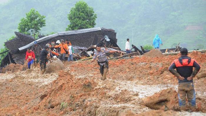 Число жертв наводнения в Индонезии растет
