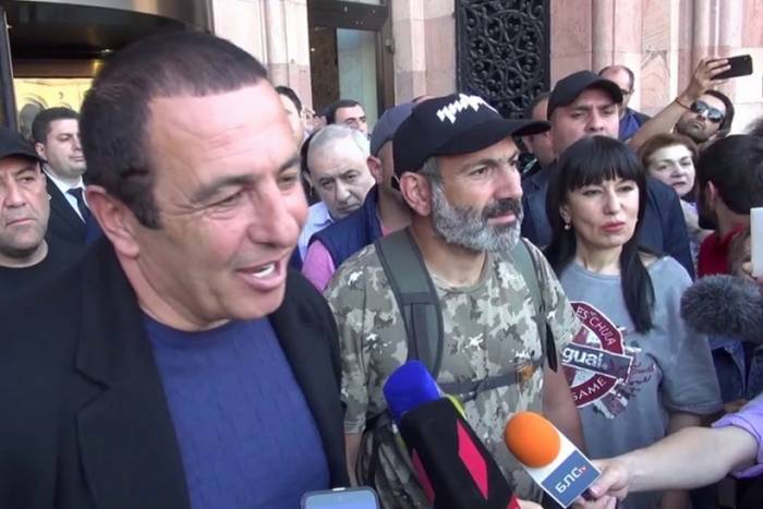 Позолоти ручку: Партия «Процветающая Армения» хочет свою долю за преданность кабмину