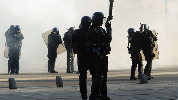 Во Франции мобилизовали 80 тысяч полицейских из-за акций "желтых жилетов"
