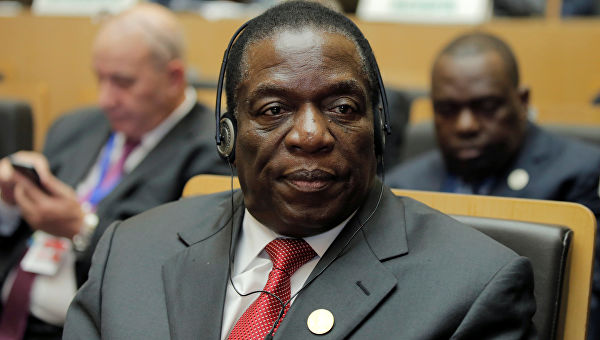 Президент Зимбабве приостановил турне из-за протестов в стране
