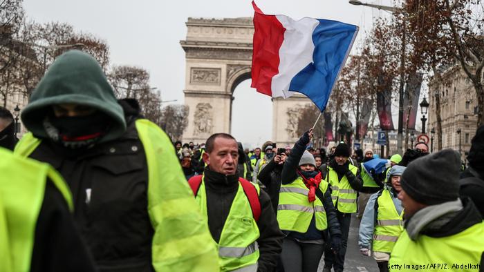 Во Франции задержаны 300 человек в ходе протестов «желтых жилетов»
