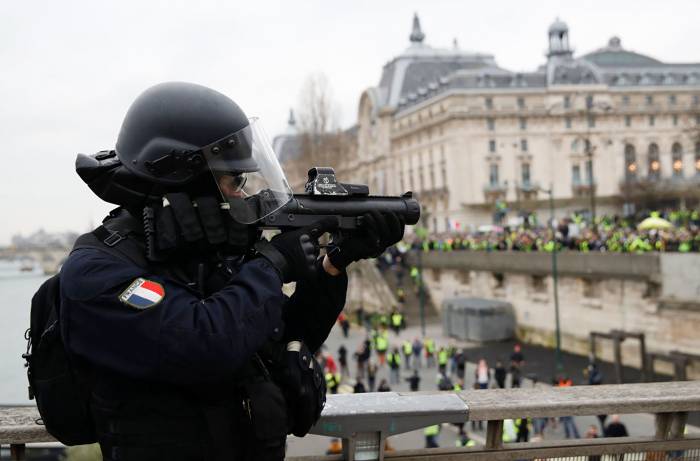 В Париже пять тысяч полицейских мобилизуют из-за акции "желтых жилетов"
