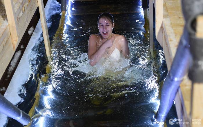 В Москве почти 270 тысяч человек приняли участие в крещенских купаниях
