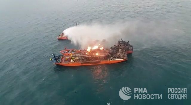 Пожар на танкерах в Черном море продолжается шестые сутки
