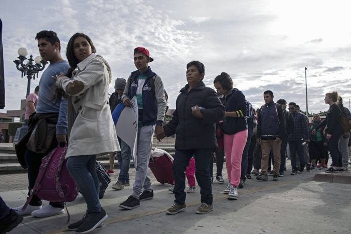 Крупнейшая группа иммигрантов перешла по туннелю в США из Мексики
