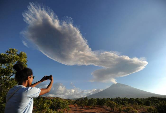 Вулкан Агунг на острове Бали выбросил столб пепла на высоту два километра

