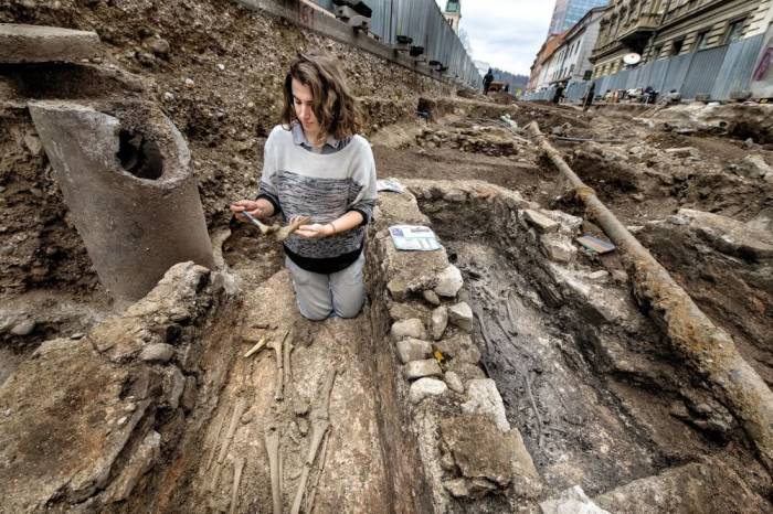 Археологи вскрыли таинственный древний саркофаг
