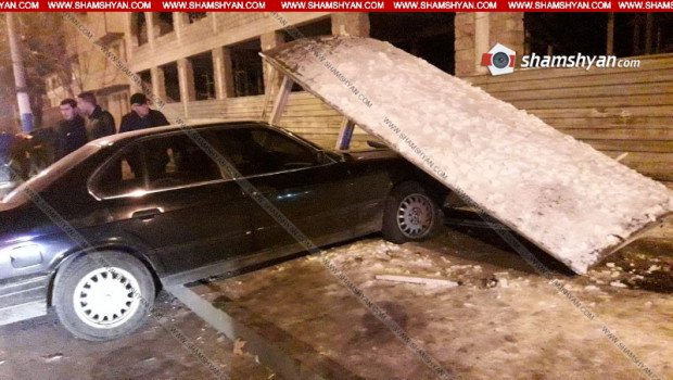 В Ереване машина врезалась в остановку: среди пострадавших дети