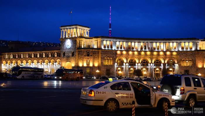 В Ереване машина врезалась в остановку общественного транспорта
