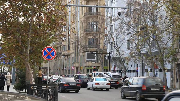 В Баку за сутки выявлено свыше 3,5 тыс. фактов незаконной парковки автомобилей 
