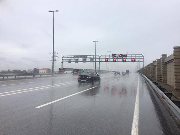 Скорость движения автомобилей в Баку снижена в связи с погодными условиями
