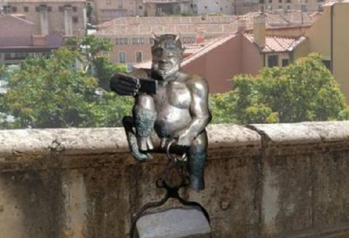 Слишком «веселая» скульптура Сатаны возмутила испанцев