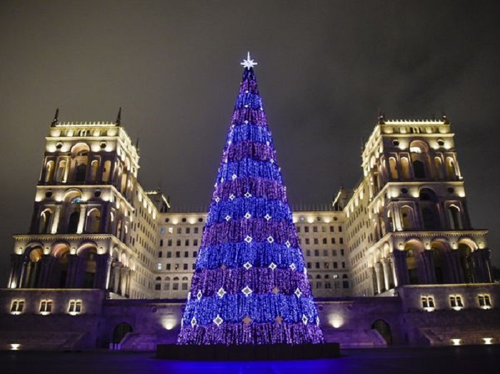 Азербайджанская елка оказалась одной из самых высоких новогодних елок в СНГ
