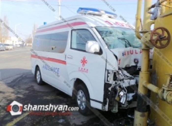 В Ереване «Скорая помощь» протаранила газовую трубу
