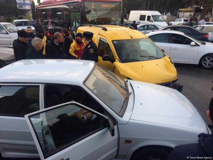В Баку произошла цепная авария с участием четырех автомобилей- ФОТО