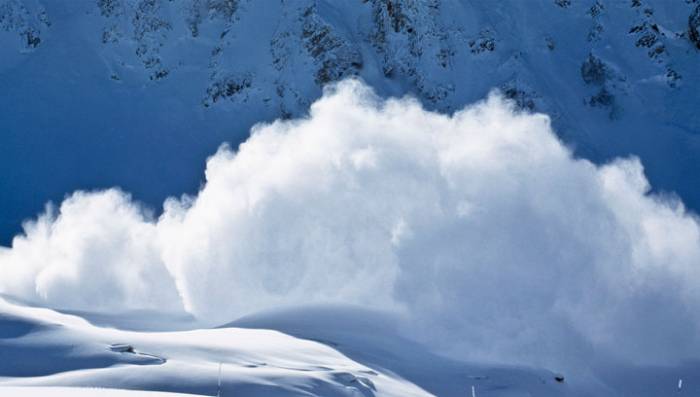 Под лавиной на швейцарском горнолыжном курорте может быть до 12 человек

