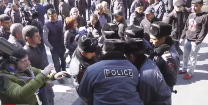 В центре Еревана мужчина пытался совершить самосожжение - ВИДЕО
