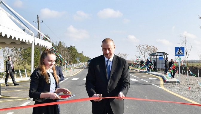 Президент Азербайджана на открытии автодороги в Бейлагане
